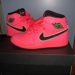 Air Jordan 1 " hot punch "